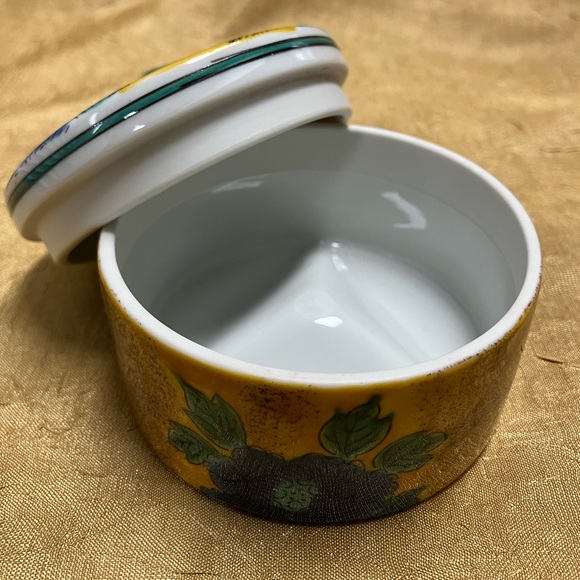 Chinese Ceramic Trinket Box - Picture 6 of 9